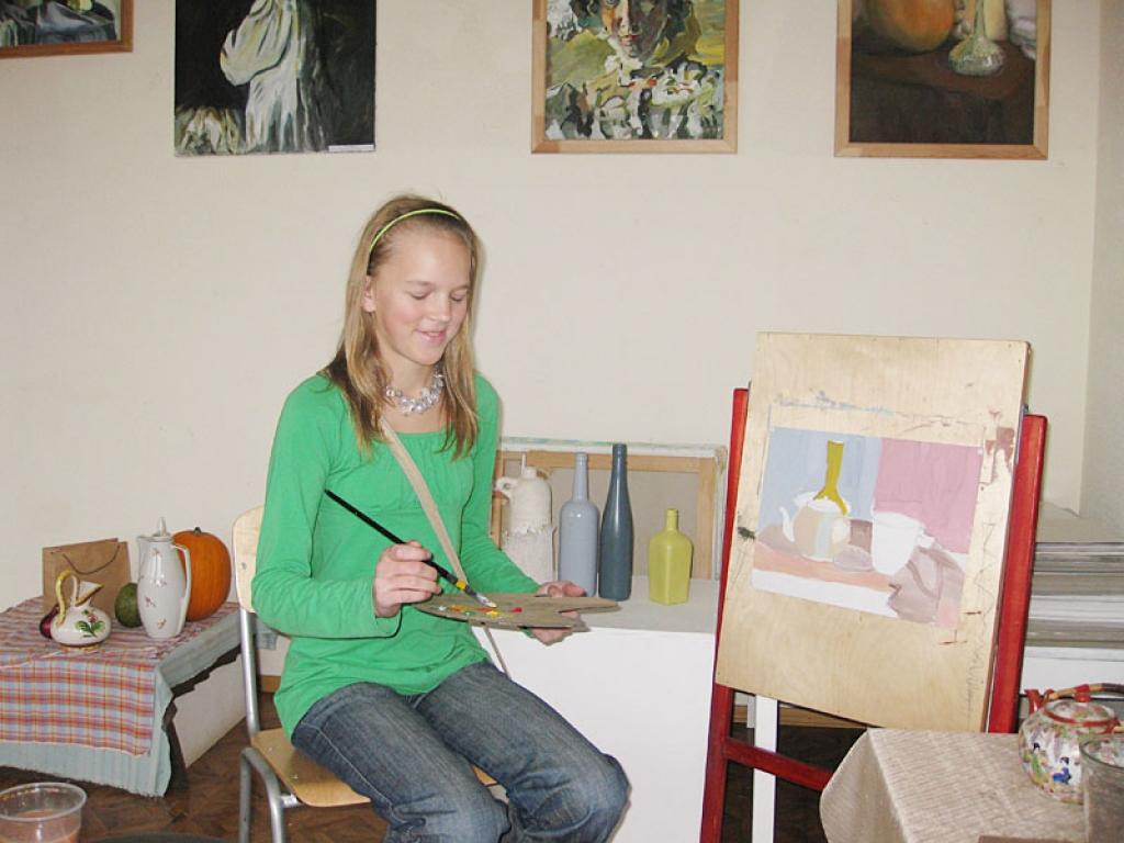 Karīnai Silauniecei zīmēt patīk jau kopš bērnības. Viņai visvairāk patīk zīmēt ainavas un krāsot ar guašas krāsām.
Autors: Inita Savicka