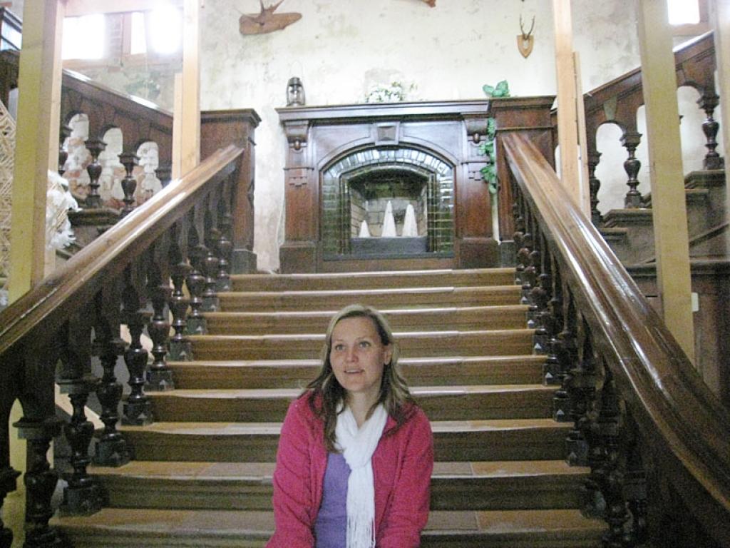 Kamēr valsts, pašvaldība un privātpersona tiesā cīnās par piederību Stāmerienas pilij, tā diemžēl acīm redzami iet postā. Par to ir šokā ne viens vien tūrists, kas te iegriezies.
Autors: Tamāra Ulase