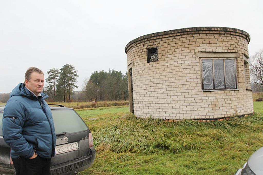 Lejasciema pagasta pārvaldes vadītājs Māris Milns norāda, ka šeit, notekūdeņu pārsūknēšanas stacijā, sanāk visi notekūdeņi no Lejasciema un tiek sūknēti prom pa caurulēm uz attīrīšanās iekārtām. “Gribam modernizēt attīrīšanas iekārtas, pārsūknēšanas staciju. Šeit, manuprāt, nekas nav darīts, kopš tas uzbūvēts, tas ir, kopš kolhoza laika,” saka M.Milns.
Autors: Pārsla Konrāde
