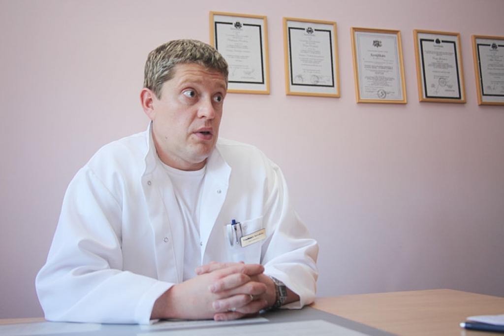  Onkologs Vladimirs Sorokins uzteic Gulbenes novada cilvēkus, kas aktīvi apmeklē onkologu. Viņš saka paldies ģimenes ārstiem, ka viņi arī sūta savus pacientus pie onkologa. 
Autors: Gatis Bogdanovs 