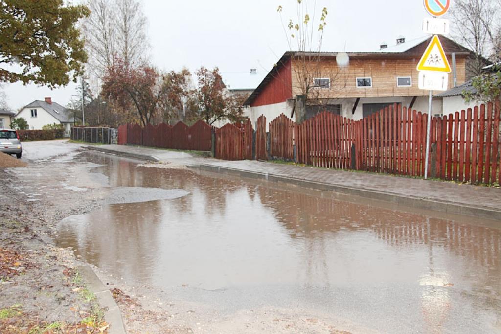 Aiziet līdz Gulbenes Bērzu sākumskolai var ērti pa sausu trotuāru, bet piebraukt ar auto pie skolas ir problemātiski.
Autors: Pārsla Konrāde
