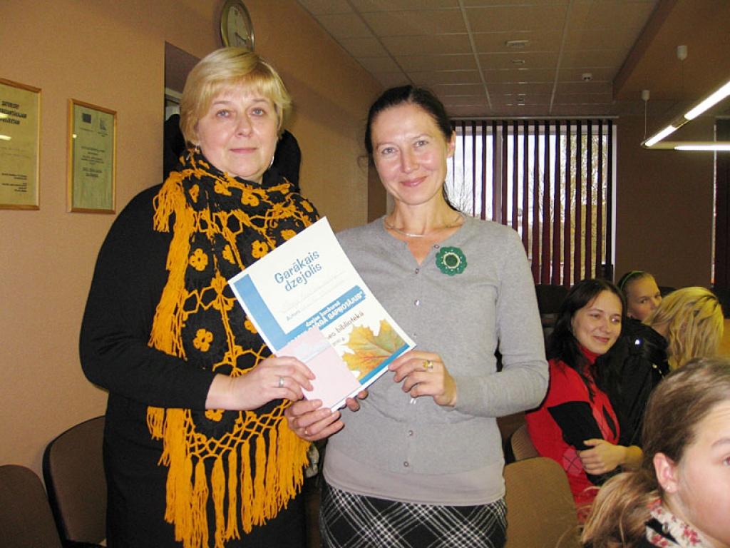 Dzejas konkursā pieaugušo grupā diplomu par garāko dzejoli saņēma druvēniete  Anita Graumane (no labās) par dzejoli “Starp tevi un mani ir bezgalība”. 
Autors: Malda Ilgaža