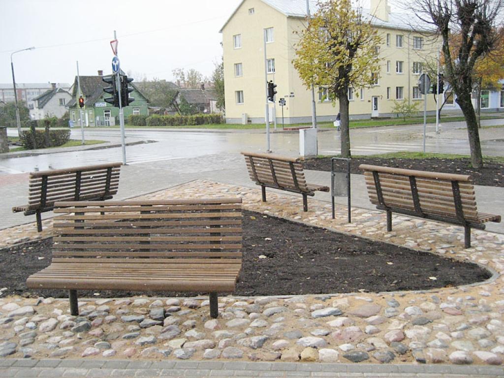 Vēl nav izlemts, kādas daudzgadīgās puķes, skujeņi vai citi dekoratīvie stādījumi zaļos soliņu pudurim pa vidu atstātajā trīsstūrveida dobē. ēl nav izlemts, kādas daudzgadīgās puķes, skujeņi vai citi dekoratīvie stādījumi zaļos soliņu pudurim pa vidu atstātajā trīsstūrveida dobē. 
Autors: Gatis Bogdanovs 