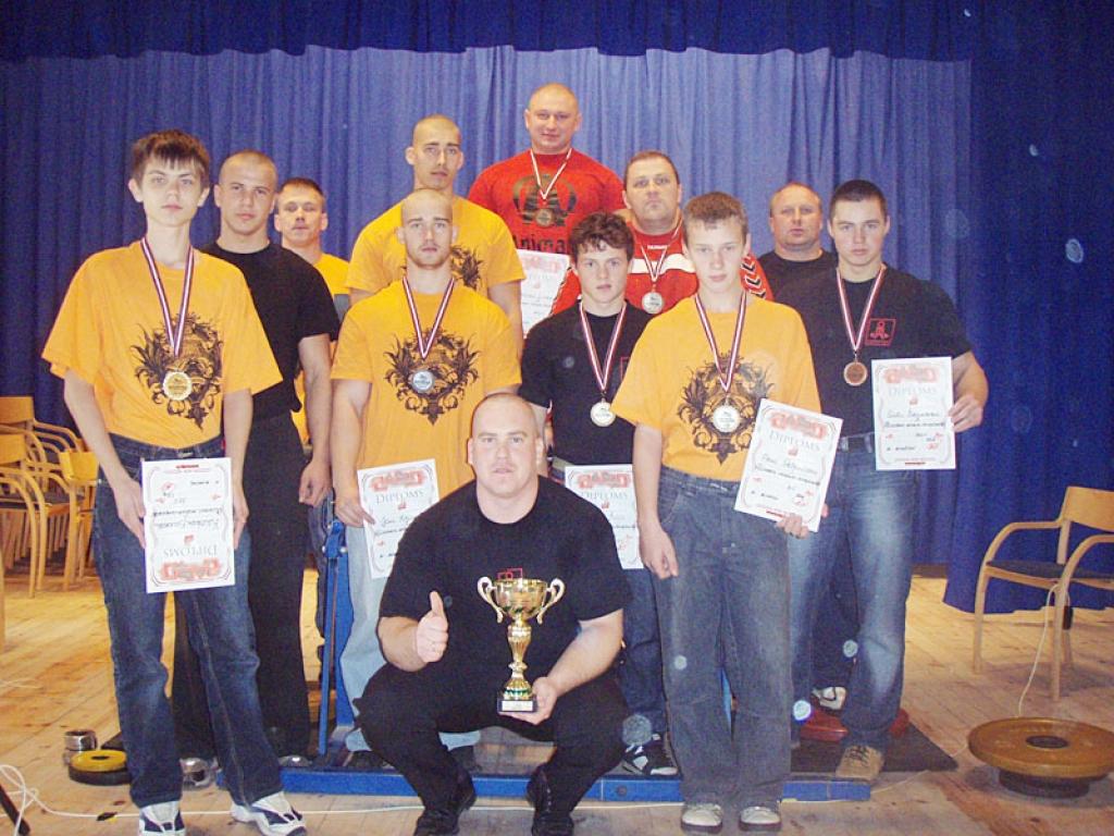 Komandu vērtējumā sporta kluba “Gulbenes K.S.P.” komanda Latvijas kausa pauerliftinga kopvērtējumā ar 41 punktu saglabā 1.vietu.
Autors: No personiskā albuma