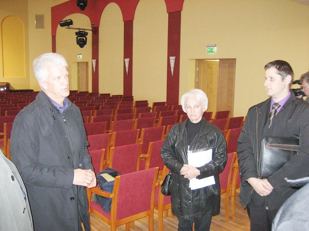 Gulbenes kultūras centra pieņemšanā valsts komisijas sastāvā bija arī būvuzraudze Ausma Auzāne, novada būvvaldes vadītājs Jānis Ziemelis (no kreisās) un novada domes izpilddirektors Māris Danieks.
Autors: Gatis Bogdanovs 