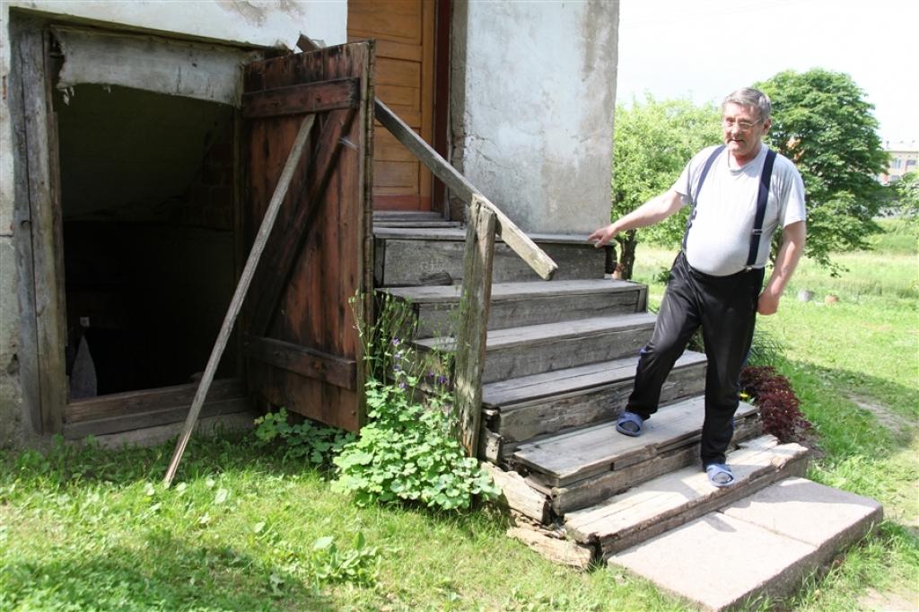 Kopš vasaras invalīds Valentīns Kuzmanis ir uzstājīgi lūdzis pagasta pārvaldes palīdzību, lai tiktu salabotas sašķiebtās kāpnes. Ir oktobris. Uz kāpnēm pakritusi un stipri sasitusies 83 gadus veca mājas iedzīvotāja.
Autors: Gatis Bogdanovs