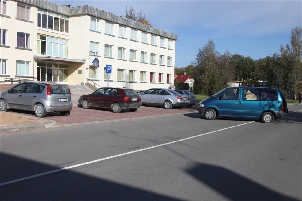 Braucot no O.Kalpaka ielas puses, pašreiz stāvvietā pie bibliotēkas, nepārkāpjot noteikumus, iebraukt nevar.
Autors: Gatis Bogdanovs