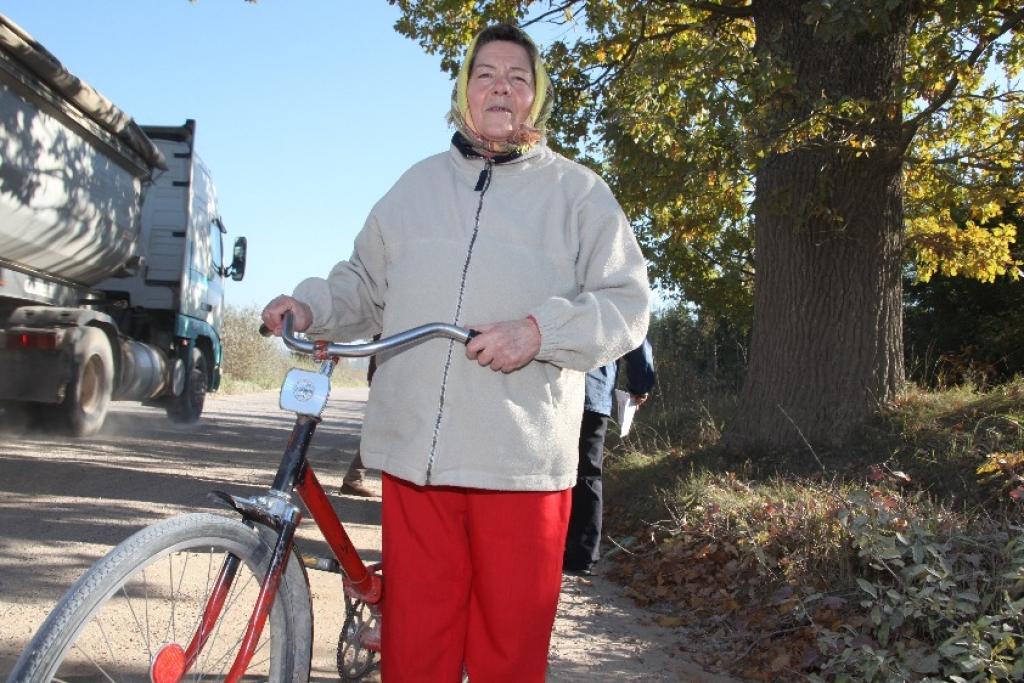 “Ļoti gaidu, kad noasfaltēs šo ceļa posmu. Lai Dievs dod!” saka Stradu iedzīvotāja Gaļina Cimdiņa.
Autors: Gatis Bogdanovs