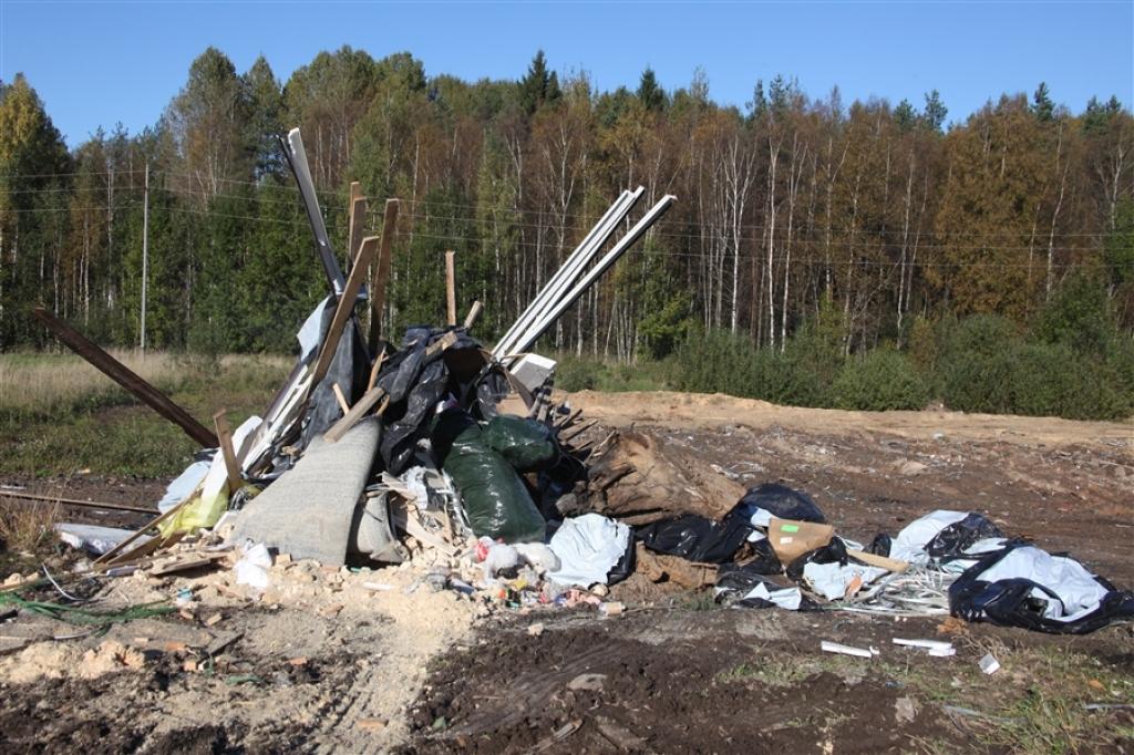 Šo atkritumu kaudzi paredzēts sadedzināt, lai gan vides speciālisti uzskata, ka šāda atkritumu dedzināšana kādreizējās izgāztuves vietā ir nelikumīga.
Autors: Gatis Bogdanovs
