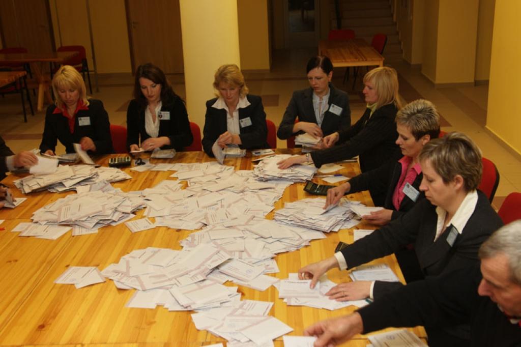 Gulbenes vēlēšanu iecirknī skaita balsis.
Autors: Gatis Bogdanovs