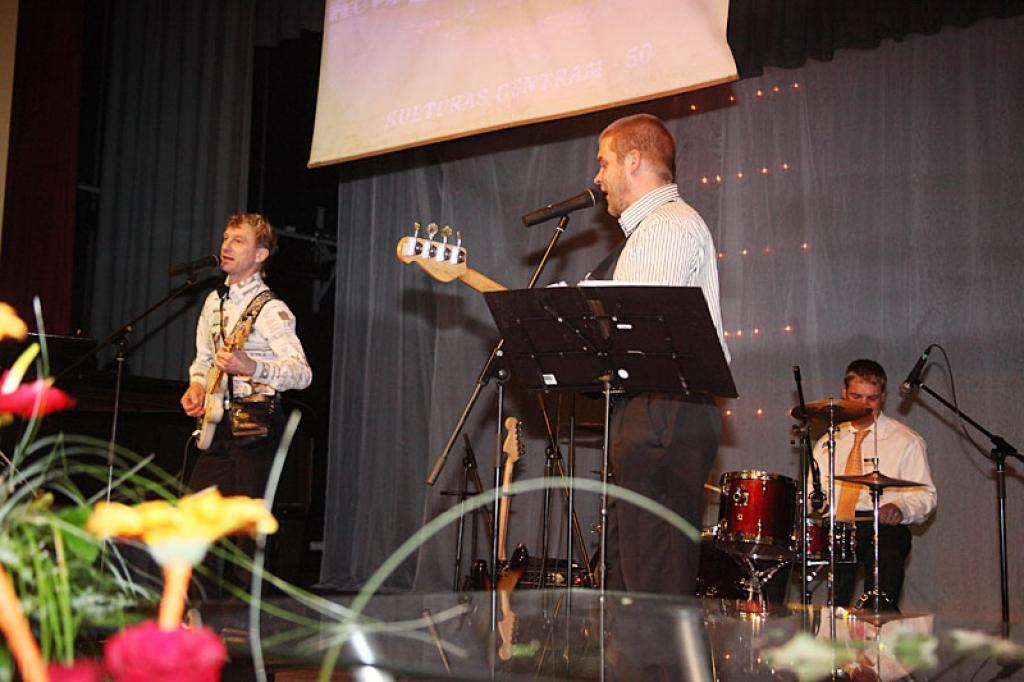 Grigorijs Gorodko (no kreisās) kopā ar mūziķiem no Lubānas uzstājās Gulbenes kultūras centra atklāšanas ballē, viņš piekritis šeit muzicēt arī gadumijā.
Autors: Gatis Bogdanovs 