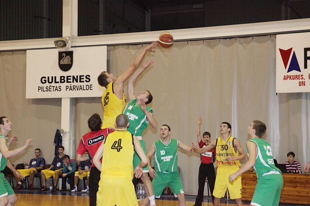 Gulbenes jaunie basketbolisti cīnās pret BC “Ventspils”. Šajā cīņā pārāki izrādījās ventspilnieki.
Autors: Gatis Bogdanovs 
