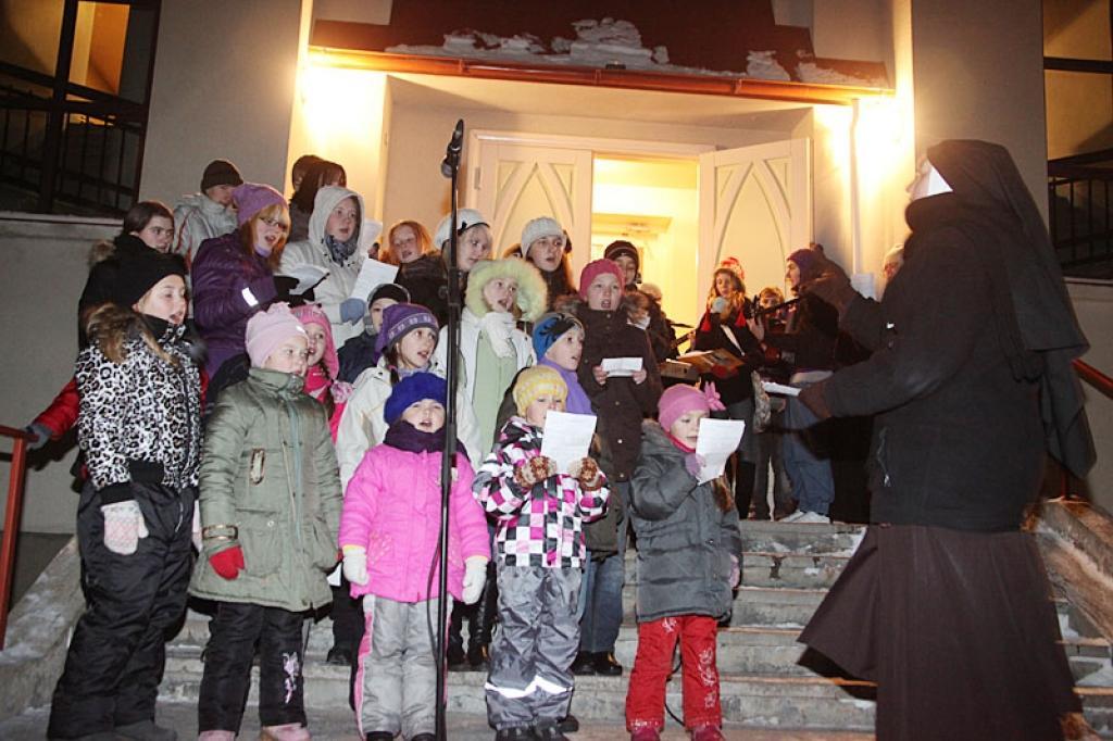 Gaismu sirdīs sēja Gulbenes katoļu draudzes bērnu dziedājums pirmajā adventē. Bērni dziedāja, stāvot uz baznīcas kāpnēm. Diriģēja māsa Sofija.
Autors: Gatis Bogdanovs 