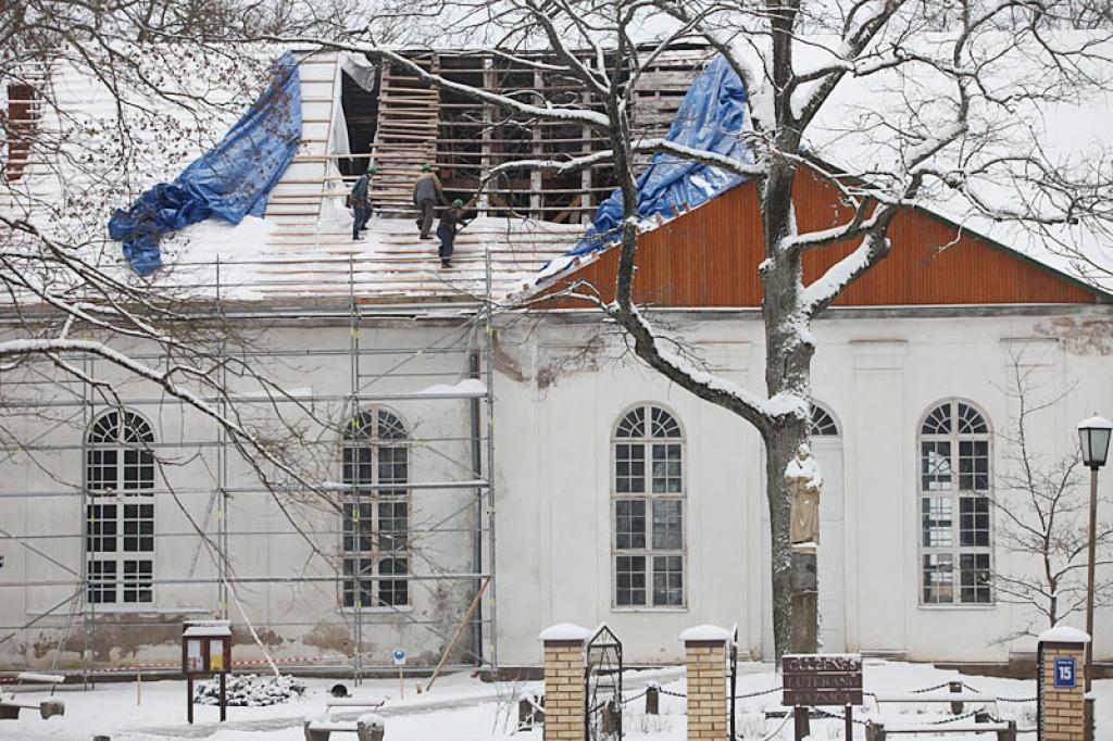 Gulbenes luterāņu baznīcas jumta seguma maiņa uzticēta Gulbenes firmai “Akvilons Z”. Lai gan laika apstākļi šobrīd nav tam piemēroti, tomēr strādnieki cer pusi jumta seguma nomainīt līdz Ziemassvētkiem, kā tas paredzēts līgumā.
Autors: Gatis Bogdanovs 