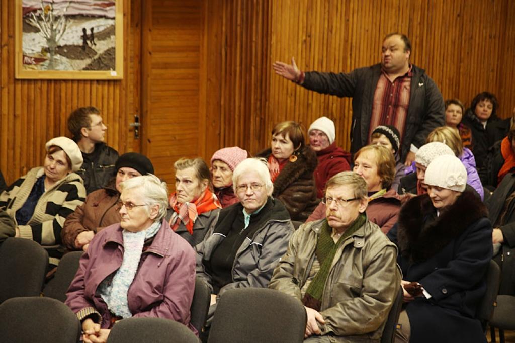 Novada domes deputātu tikšanās ar Stradu pagasta ļaudīm, kuru jautājumi bija tieši, atklāja, ka arī pašu deputātu domas par vairākiem lēmumiem krasi atšķiras.
Autors: Gatis Bogdanovs 