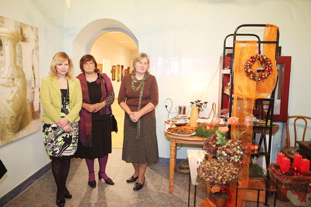 Katras floristes – Ineses Baumanes (no kreisās), Aivitas Vizules un Antras Trusles - rokraksts darbos ir citādāks, taču izstādē šie darbi papildina cits citu.
Autors: Evita Brokāne