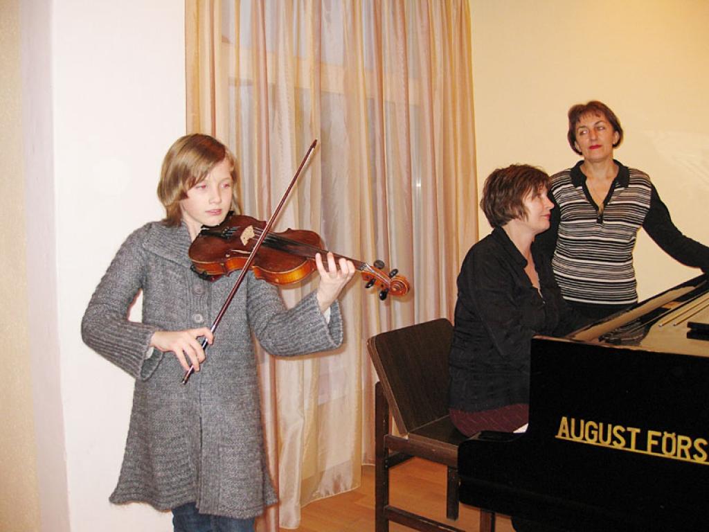 Atgriežoties no viena konkursa, Beāte Leimane ar savu skolotāju Lūciju Brici un koncertmeistari Lidiju Musajevu jau domā par nākamajām iespējām. Gulbenieši Beātes priekšnesumu varēs redzēt  šosestdien mūzikas skolas sniegtajā koncertā Gulbenes katoļu baznīcā, kad tiks iedegta pirmā svece adventes vainagā.
Autors: Evita Brokāne