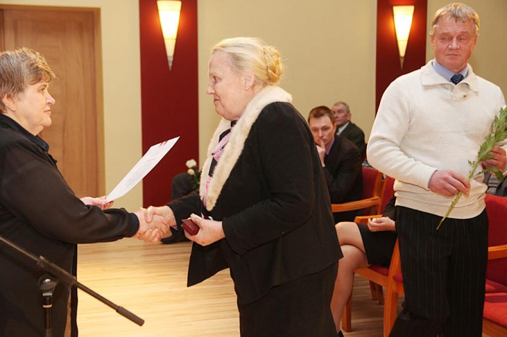 Piemiņas zīmi saņēma arī Ērika Liede no Jaungulbenes.
Autors: Gatis Bogdanovs 