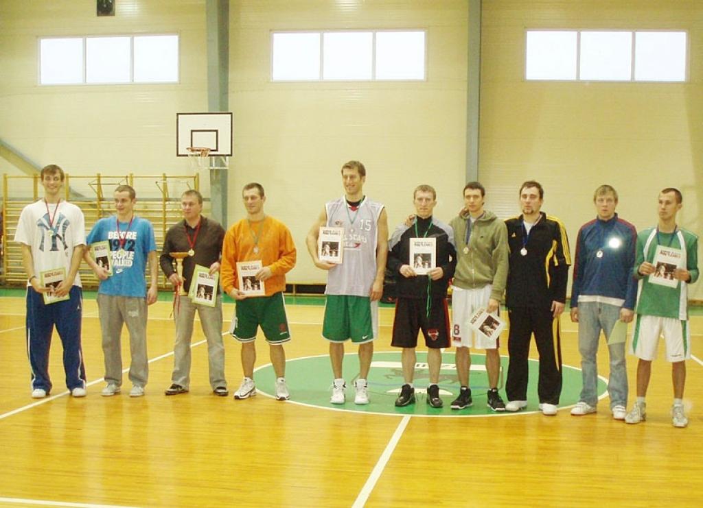 Latvijas dzimšanas dienai veltītajā basketbola turnīrā Tirzā startēja piecas komandas.
Autors: No personiskā albuma