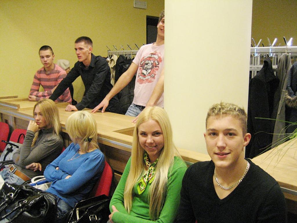 Kā jauku sestdienas piedzīvojumu jaunieši vērtēja pieteikšanos konkursa “Mis un Misters Gulbene 2010” atlasei. Galu galā – tas ir tikai viens no daudzajiem konkursiem un citām pašizpausmēm, kur jauniešiem ir iespēja apliecināt sevi.
Autors: Diāna Odumiņa