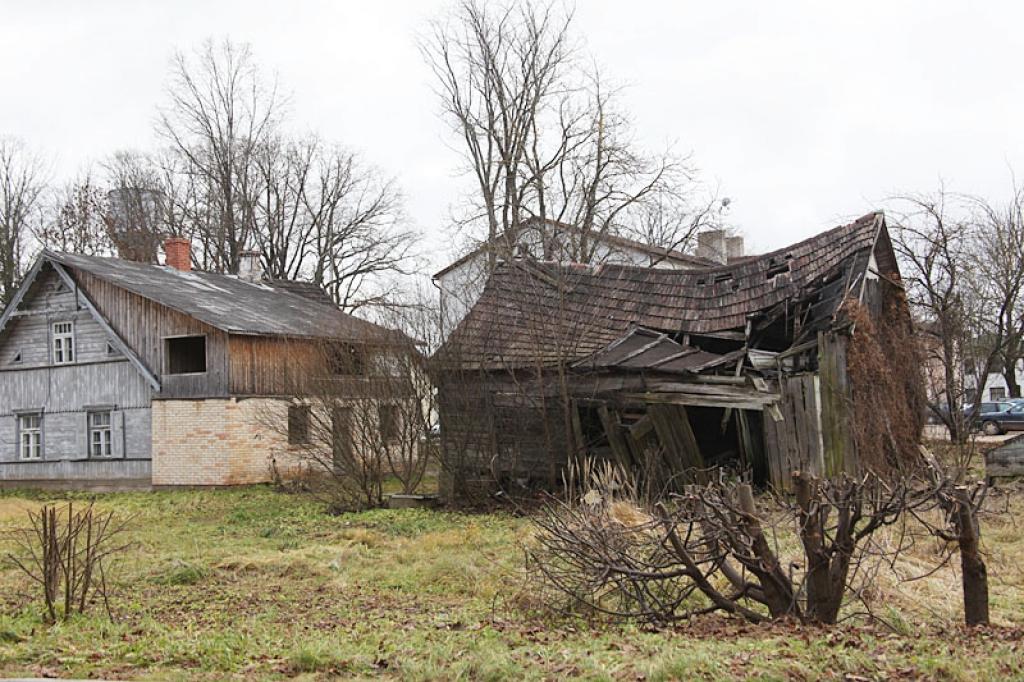 Blakus Gulbju aptiekai, pretī Gulbīšu parkam, acīs iekrīt nesakopta, šķiet, pat pamesta māja. 
Autors: Pārsla Konrāde