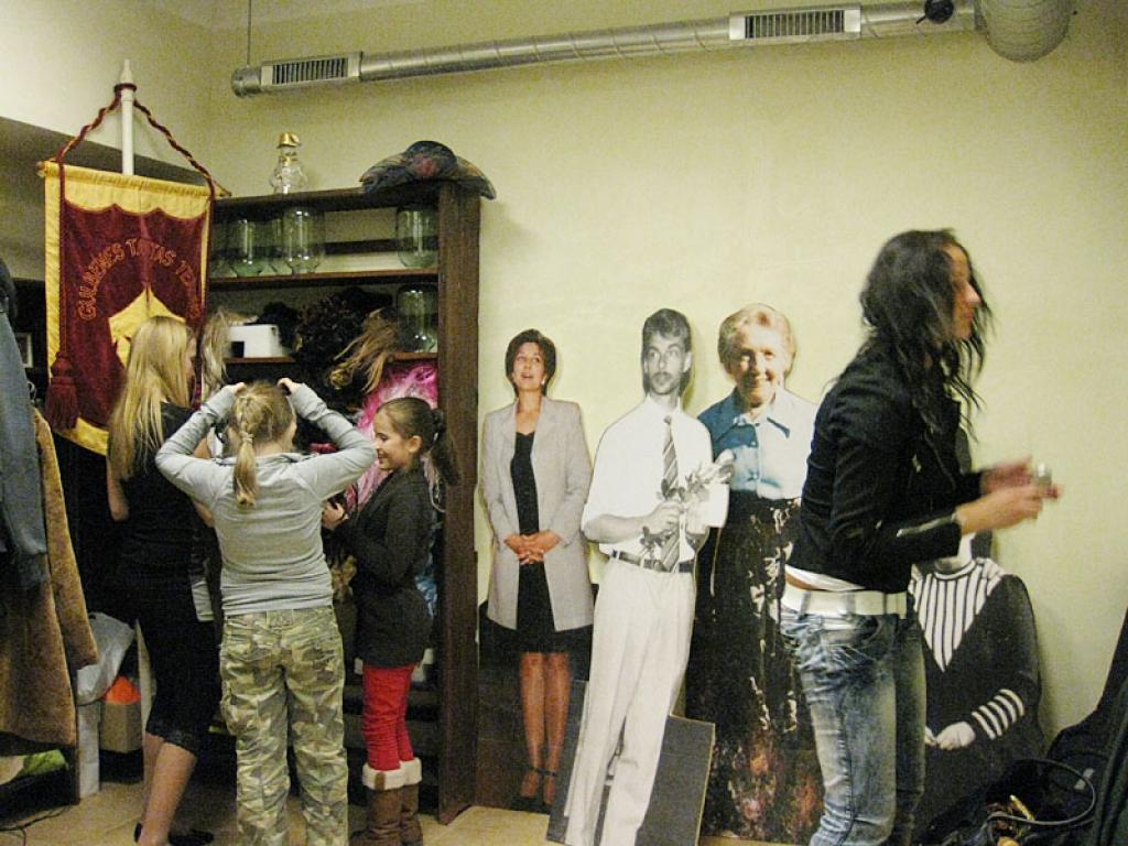 Daudzi Gulbenes kultūras centra Mītiskās atvērto durvju nakts apmeklētāji ar interesi ielūkojās Gulbenes Tautas teātra pagrabiņā.
Autors: Pārsla Konrāde