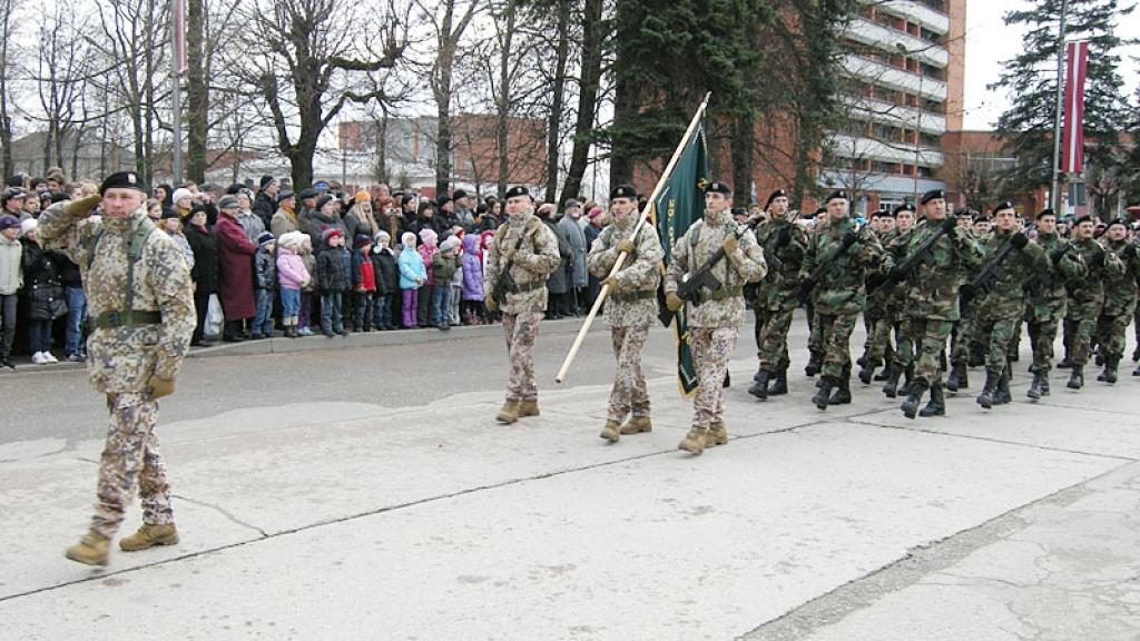 Parādes dalībnieki, arī Zemessardzes 25. kājnieku bataljons, soļoja pa Rēzeknes ielām līdz Latgales Atbrīvošanas piemineklim “Vienoti Latvijai!”.
Autors:  Diāna Selecka