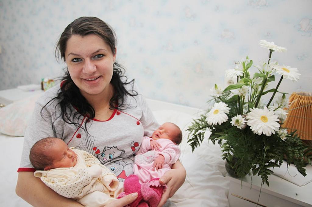 Dvīnītes Emīlija un Stefānija allaž varēs izbaudīt, ka viņu dzimšanas dienā gavilē visa Latvija, svinot Mārtiņdienu un godājot arī Lāčplēša dienu, kas seko nākamā. Arī jaunajai māmiņai Agnesei Stepānei visi šie svētki ir sirdij mīļi un tuvi.
Autors: Gatis Bogdanovs 