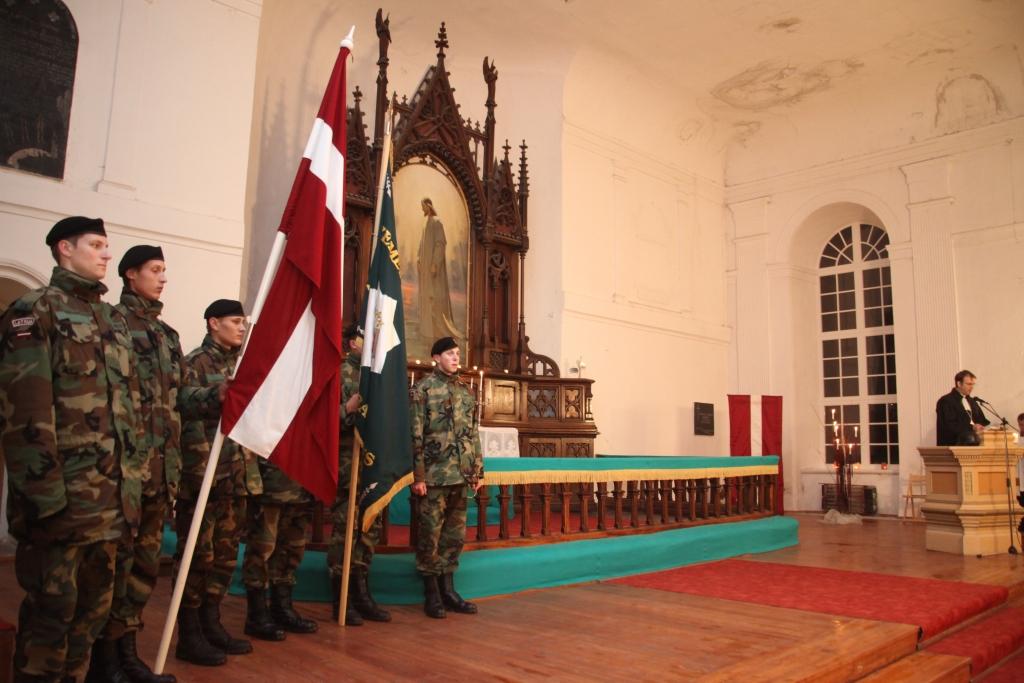 Pēc karavīru piemiņas godināšanas pasākuma pie Brīvības pieminekļa visi bija mīļi gaidīti svētbrīdī Gulbenes luterāņu baznīcā.
Autors: Gatis Bogdanovs 