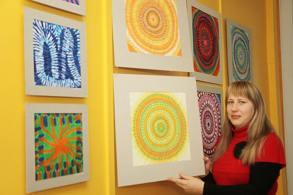  Gulbenes mākslas skolas pedagoģe Mairita Ķuze – Nakoskina iekārto savu audzēkņu darbu izstādi Gulbenes bibliotēkas abonementa telpā.
Autors: Gatis Bogdanovs 