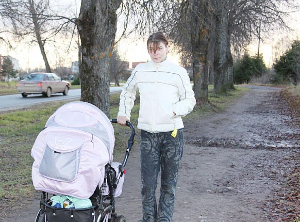 Šķieneriete Nataša Bistrova rūpējas par drošību. “Man daudz iznāk pārvietoties tumšajā laikā, tādēļ es vienmēr lietoju atstarotāju,” saka Nataša.
Autors: Gatis Bogdanovs 