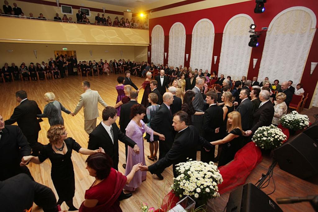 Jaunais lielās skatītāju zāles parkets tika iedejots ar polonži, kuru tradicionāli vadīja Gulbenē un novadā pazīstami un cienīti deju pedagogi Iva un Kārlis Venti.
Autors: Gatis Bogdanovs 