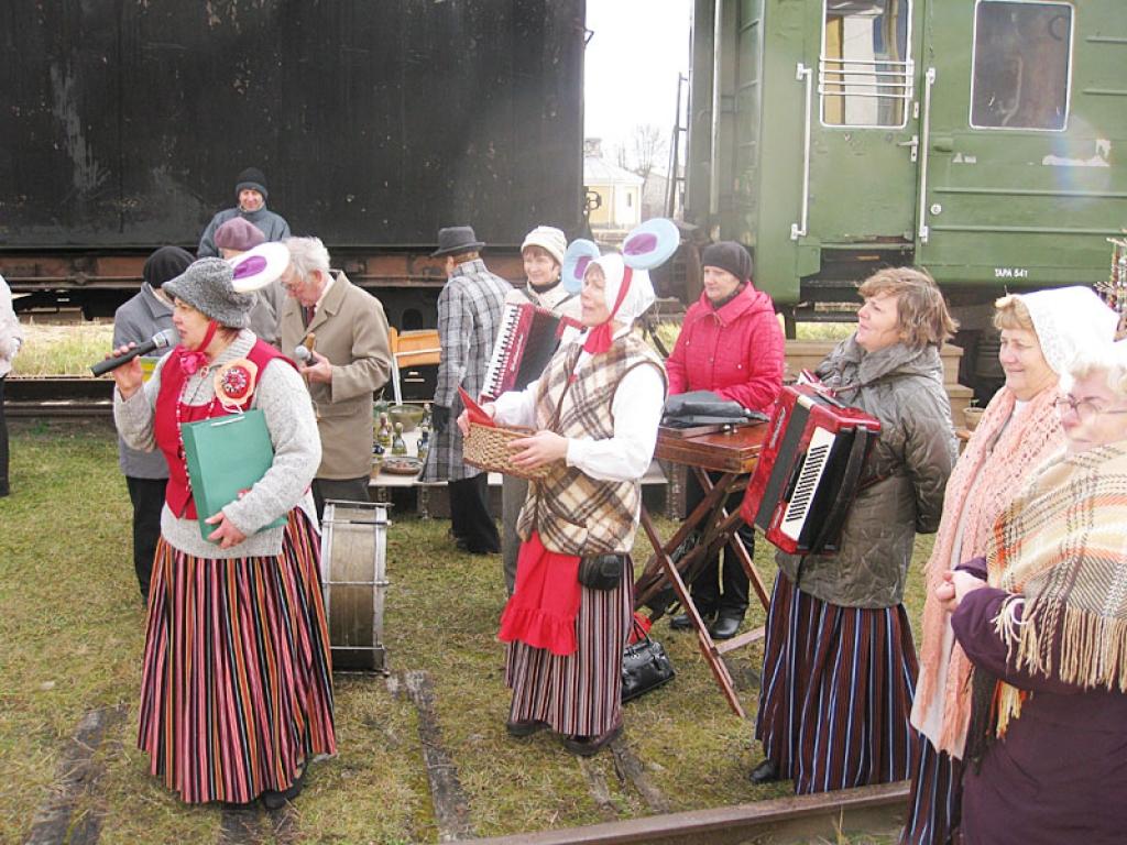 Mārtiņdienas ieskaņu pasākumā līdzās SIA „Gulbenes – Alūksnes bānītis” mājvietai visi jutās kā savējie. Apmeklētāji acis un ausis mieloja, arī klausoties tautas muzikantu muzicēšanā un dziedāšanā.
Autors: Diāna Odumiņa