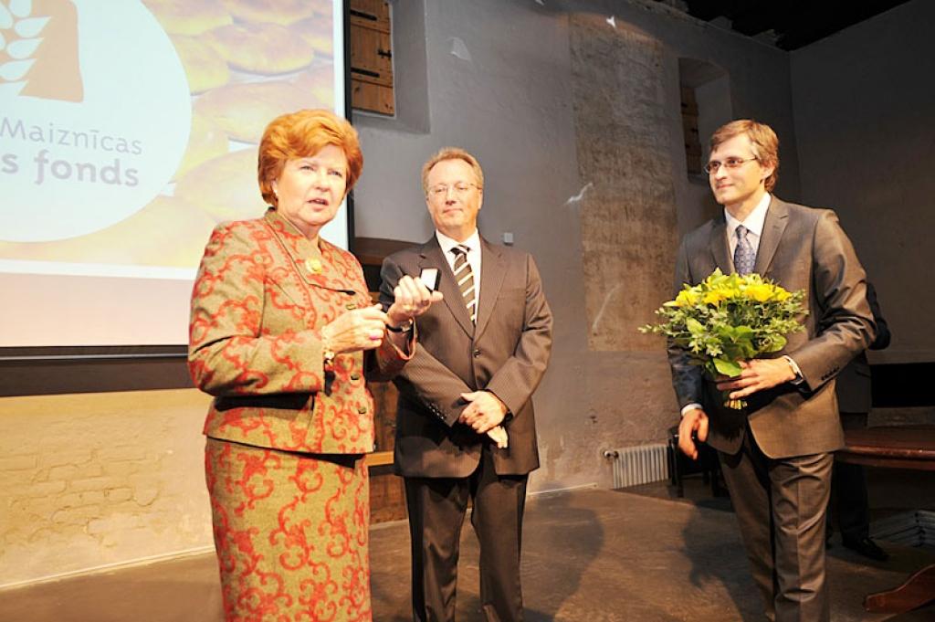 Vaira Vīķe-Freiberga, a/s „Hanzas Maiznīcas” valdes priekšsēdētājs Vesa Jalava un tirdzniecības un mārketinga direktors Edijs Vegners.
Autors: No Hanzas maiznīcas arhīva.