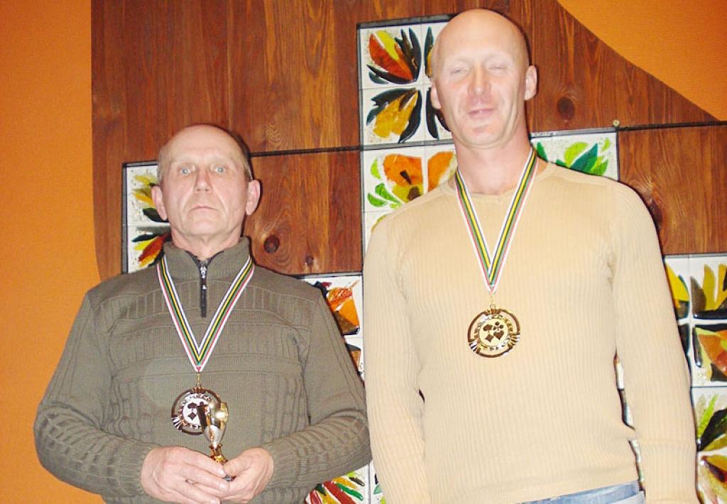 Sacensību čempions vietējais zolītes meistars Vilnis Ziediņš (no labās) un otrās vietas ieguvējs Balvu zolmanis Viktors Hamzovs. 
Autors: No personiskā albuma