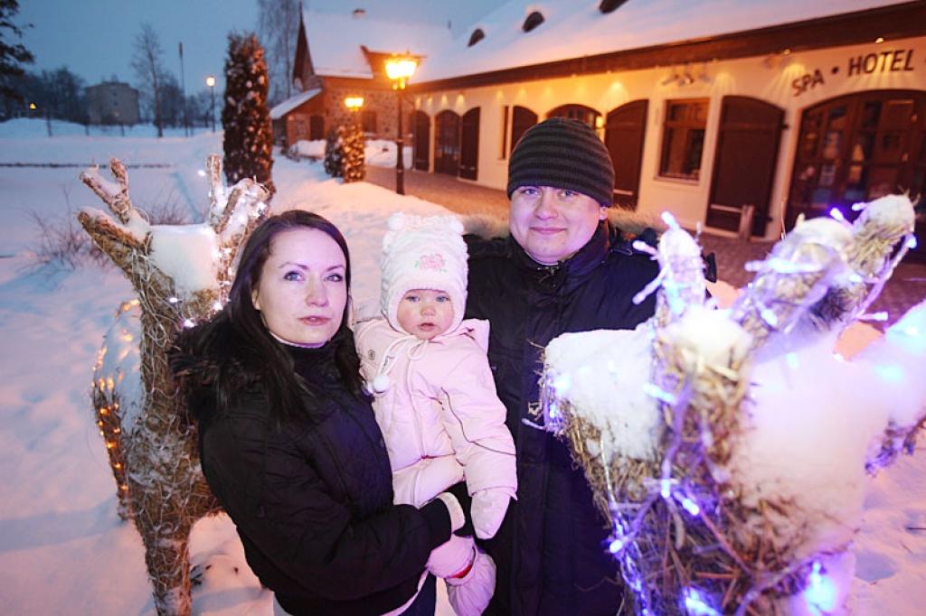  “Mēs visi trīs esam laimīgi un ticam Ziemassvētku brīnumam. Brīnumi dzīvē notiek tad, ja cilvēki tiem patiešām tic, bet galvenais – paši tos rada,” tā Ziemassvētku priekšvakarā uzskata mazās Madaras vecāki gulbenieši Inese Miuriņa un Kaspars Maks. 
Autors: Gatis Bogdanovs 