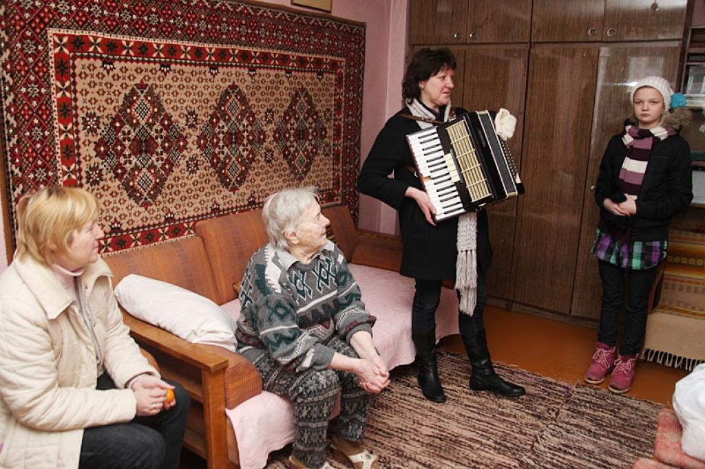 Zenta Deinarte atzīst, ka viņas mājās svētki tiek gaidīti. Viņa priecājās arī par labajiem Ziemassvētku gariņiem, kas pirms svētkiem viņu apciemoja.
Autors: Gatis Bogdanovs 