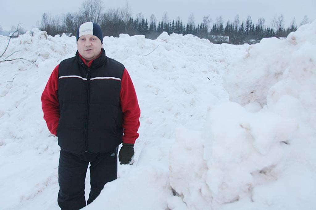 Kur paliek no pilsētas izvestais sniegs? Speciāli ierādītā vietā Ievugravā! Gulbenes pilsētas pārvaldes speciālists Juris Aleksāns apliecina, ka nepieciešamības gadījumā šurp arī nākamgad vedīs sniegu no pilsētas centra. Tas tiek darīts ar mērķi, lai Gulbenē sniega vaļņu dēļ nesašaurinātos brauktuves.
Autors: Gatis Bogdanovs 