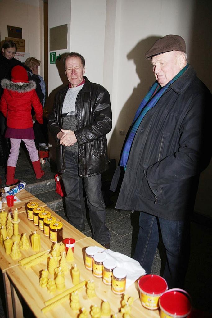 Armunds Galviņš (no labās) ar bišu produkciju vietējo amatnieku tirdziņā Gulbenes centrālās egles atklāšanas pasākumā.
Autors: Gatis Bogdanovs (no arhīva)