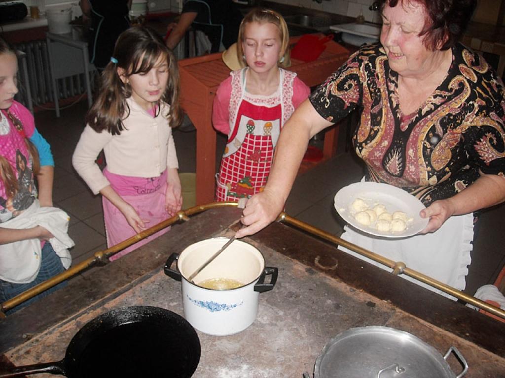 Mazpulcēniem padomus ēst gatavošanā sniedz vecākā paaudze (no kreisās): Ērika Vizule, Līga Avotiņa, Margarita Semjonova un Lita Zalpētere.
Autors: No personiskā albuma