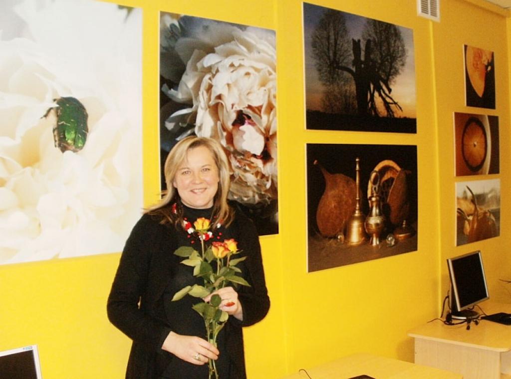 Gulbenes mākslas skolas pedagoģe Sandra Dikmane izstādes atklāšanā dalījās savā pieredzē par sižeta, krāsu un kompozīcijas izvēli savās fotogrāfijās.
Autors: Iveta Krūmiņa