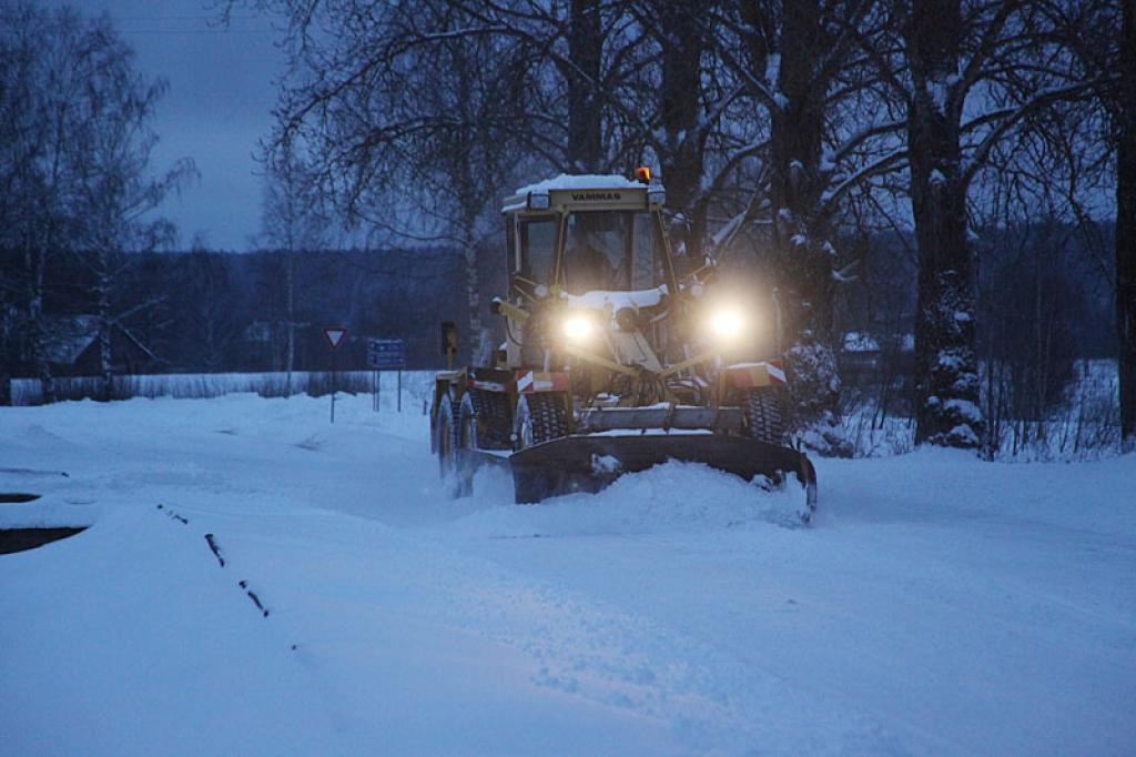 “Tīrīts tiek tad, kad ir sasniegts attiecīgais sniega segas biezums. Citādi visu naudu var izlietot vienā dienā un pēc tam vairs nebūs naudas, par ko pavasarī uzturēt ceļus,