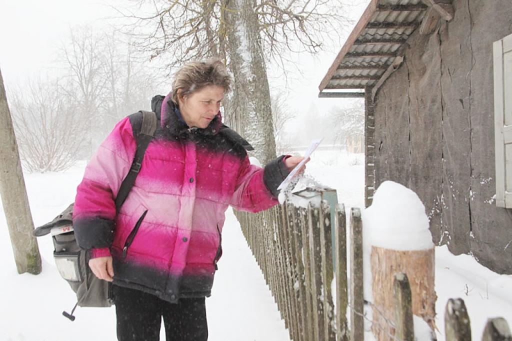 Pasta piegādes punkta “Lejasciems” pastniece Velga Linuža vairāk nekā desmit gadus piegādā pastu Sinolē un Mālmuižā, dienā mērojot vidēji 130 kilometrus un pat vairāk, lai cilvēki regulāri saņemtu ne tikai avīzes, žurnālus, vēstules un citus sūtījumus, bet varētu saņemt arī pensiju, veikt dažādus maksājumus un izdarīt pašus nepieciešamākos pirkumus.
Autors: Gatis Bogdanovs 