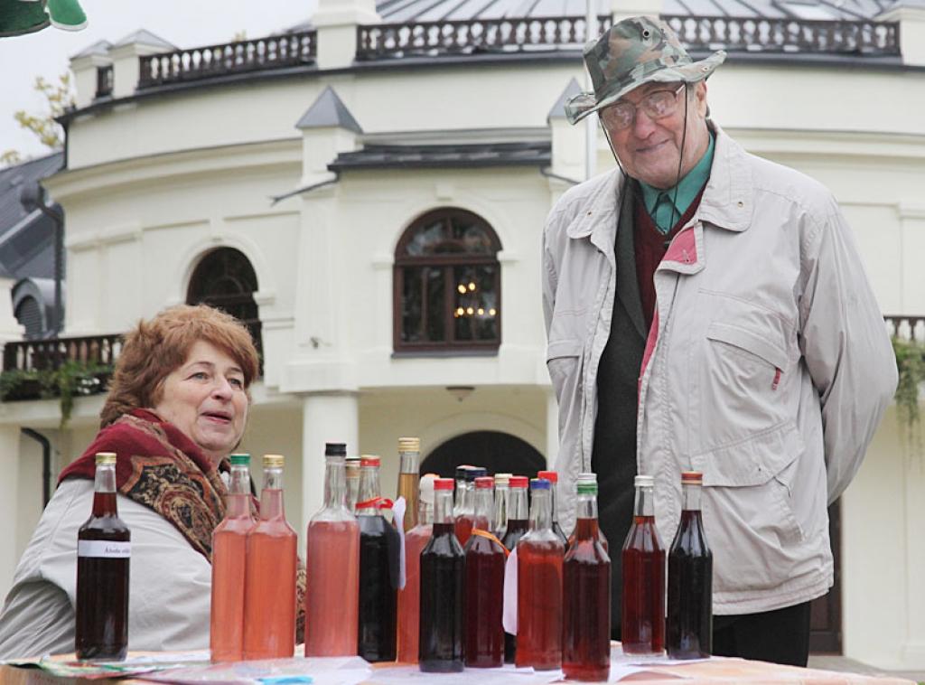  Jaungulbenieši Ilze un Dzintars Galeji labprāt dabisko vīnu cienītājiem piedāvā no dārza ogām raudzētus vīnus. Pasākumā pie Vecgulbenes muižas viņiem īpaši pieprasīts pīlādžu vīns, tāpēc nākamgad saimnieki iecerējuši to gatavot lielākā daudzumā.
Autors: Gatis Bogdanovs (no arhīva)