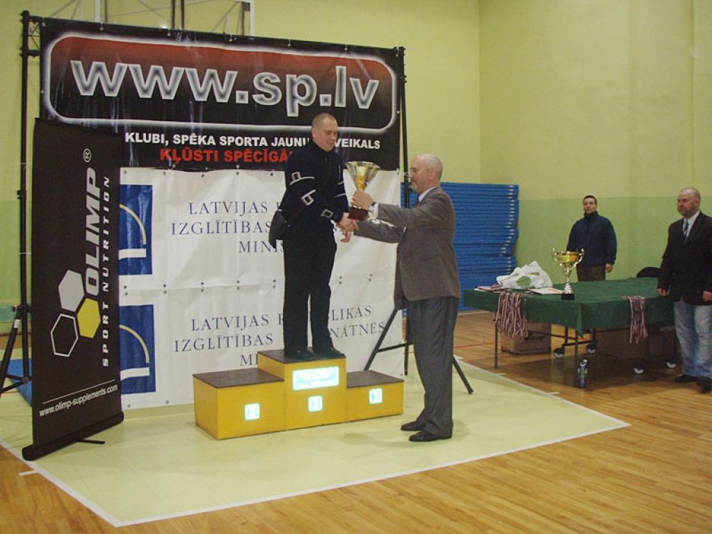 Sporta kluba “Gulbenes K.S.P.” pārstāvis Aigars Cīrulis saņēma šīs sezonas spēka trīscīņas uzvarētāju kausu. 
Autors: No personiskā albuma