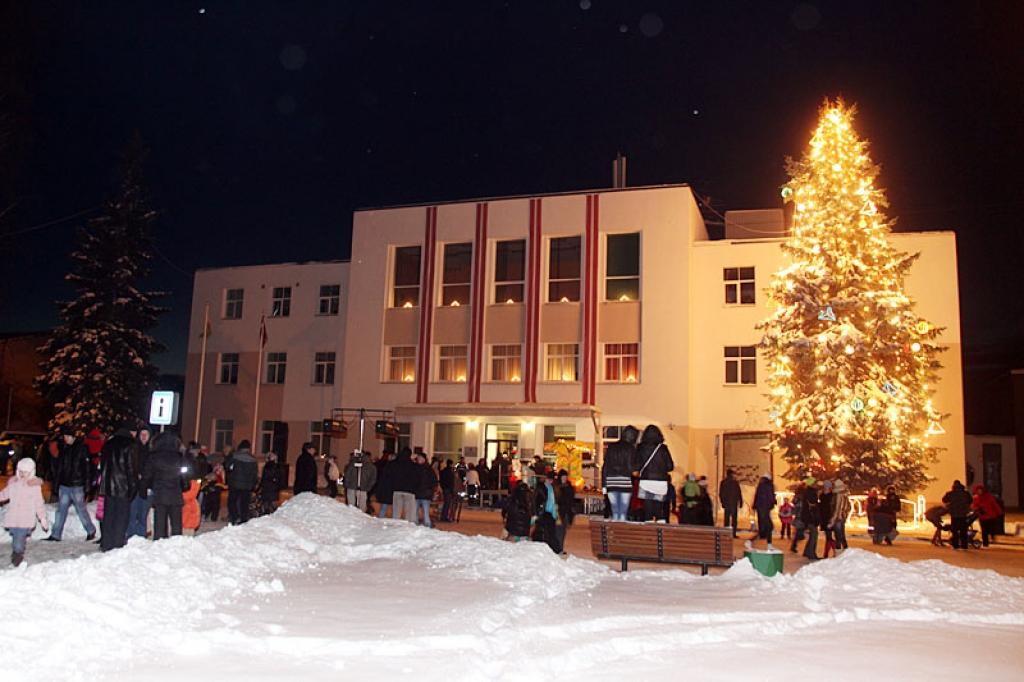 Egles iedegšanos ar nepacietību gaidīja gan lieli, gan mazi, spītējot salam.
Autors: Gatis Bogdanovs 