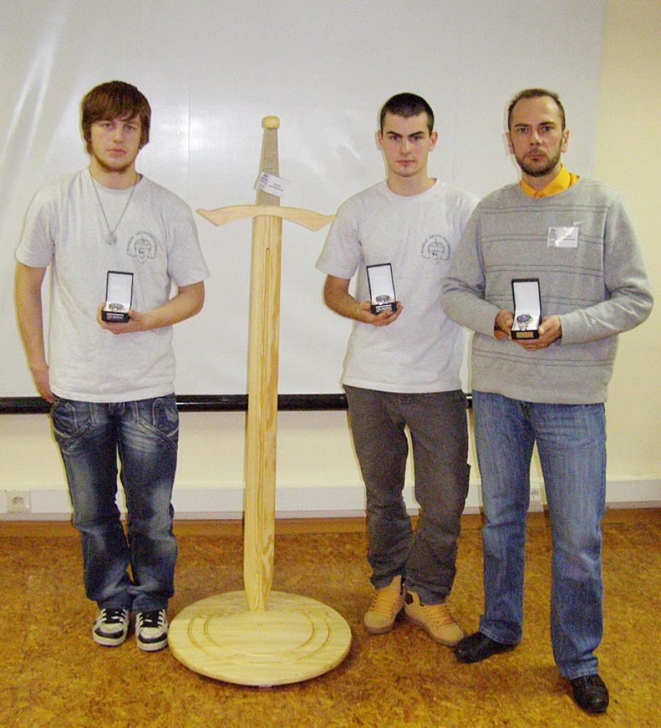 Aivis Kormis, Ivo Freimanis un Bruno Freimanis pēc apbalvojuma saņemšanas.
Autors: No personiskā albuma