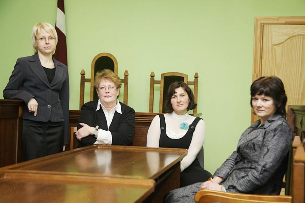 Valstī uzsākta diskusija, vai tiesnešu atalgojums iekļaujams vienotajā valsts atalgojuma sistēmā. Par to savs viedoklis ir arī Gulbenes rajona tiesas tiesnešiem. Gulbenes rajona tiesā ir četras tiesneses – Gunta Gulbinska, kura ir tiesas priekšsēdētāja, Rasma Medne, Gunta Širaka un Maija Bogdane, kura ir izmeklēšanas tiesnese. 
Autors: Gatis Bogdanovs 