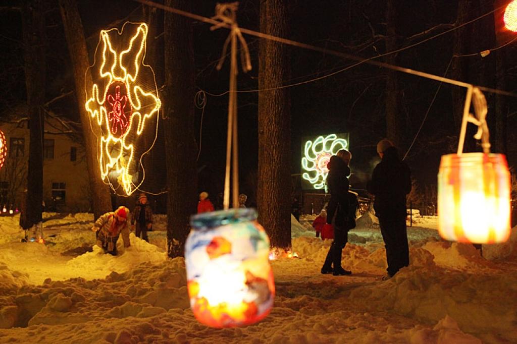Iededzot gaismas instalācijas, visi klātesošie bija aicināti arī iesaistīties sportiskās aktivitātēs, sildīties pie ugunskura, baudīt karstu tēju un piparkūkas. Gulbenieši, kas bija sanākuši baudīt gaismas instalācijas, teica paldies mākslas skolai par viņu izdomu un vēlmi pilsētā radīt mazliet vairāk gaismas un arī prieka.
Autors: Gatis Bogdanovs 