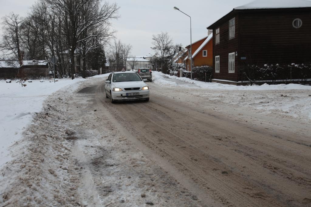 Dažas pilsētas ielas, piemēram, arī Ozolu iela virzienā no Dzegužu ielas uz staciju ir ļoti nelīdzena, tādēļ to nevar tik kārtīgi iztīrīt, kā tas tiek darīts rekonstruētajā ielas posmā.
Autors: Gatis Bogdanovs 